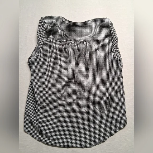 torrid Black and White Houndstooth V-Neck Blouse - Picture 10 of 14